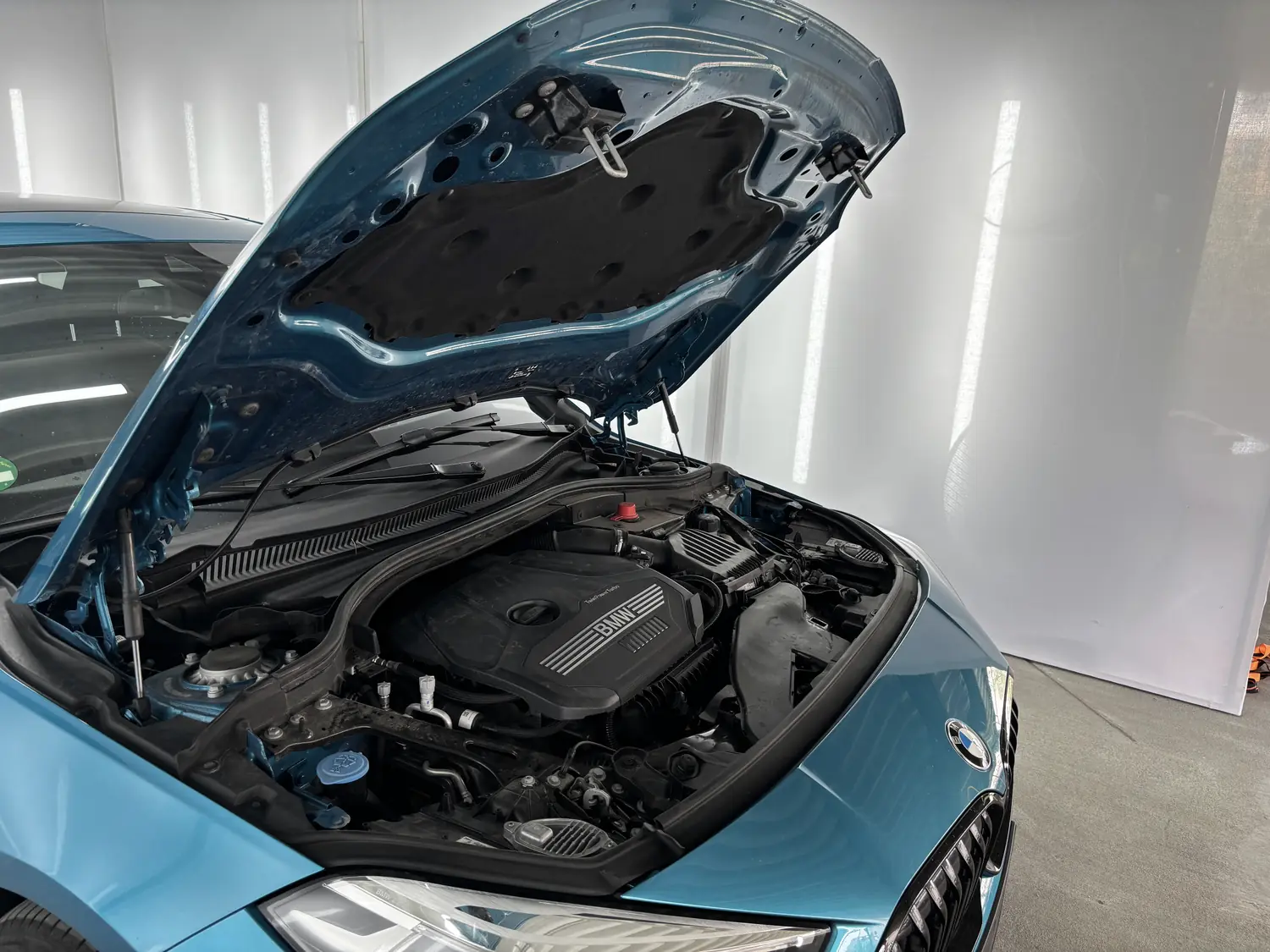Geöffnete Motorhaube in der Werkstatt